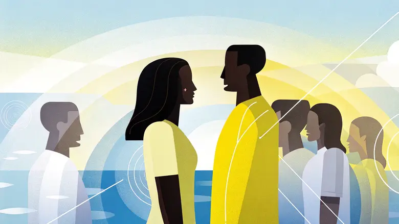Groupe de personnes face à la mer sous un arc lumineux, des relations plus authentiques