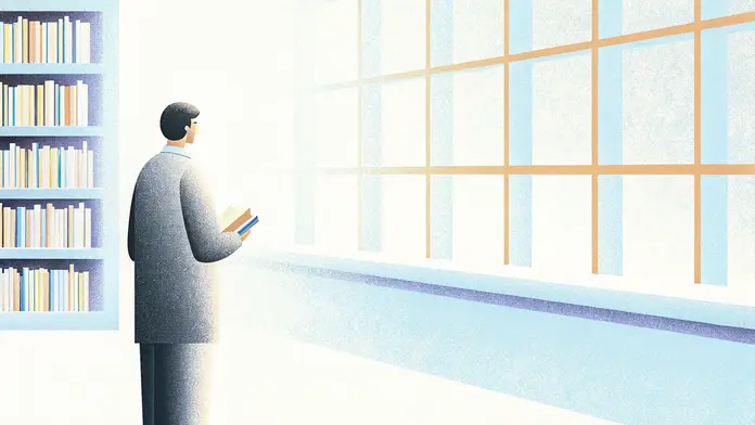 Homme lisant près d'une fenêtre lumineuse devant une bibliothèque, l'état d'esprit selon Viktor Frankl