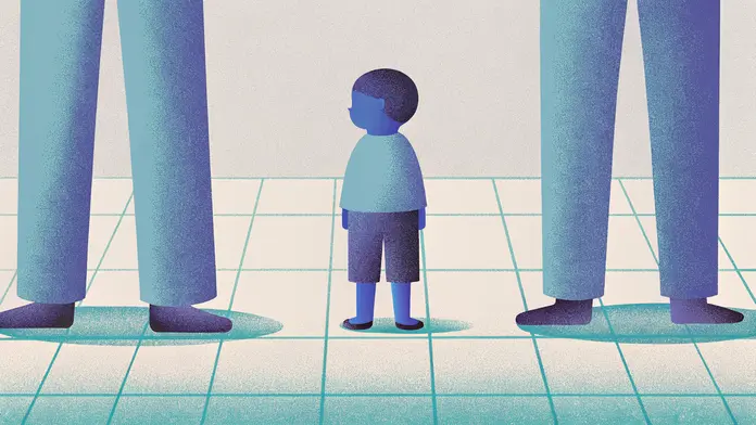 Enfant seul entre deux silhouettes d'adultes imposantes — illustration du trauma de développement et de la blessure d'enfance