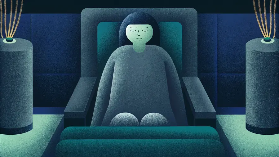 Femme les yeux fermés dans un fauteuil entre deux enceintes, la répétition et l'hypnose